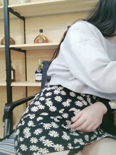 Xxxvideos:看一个裸体少女被白人警察操