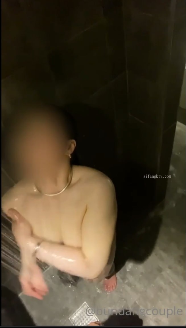 LACOCHONNE - 苗条的法国熟妇 Cali Cruz 被同事插爆了 - AMATEUREURO